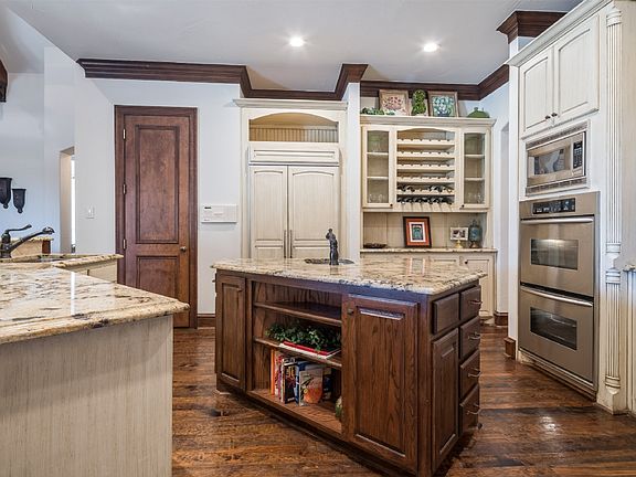 3rd image of 184 Stoneleigh Dr