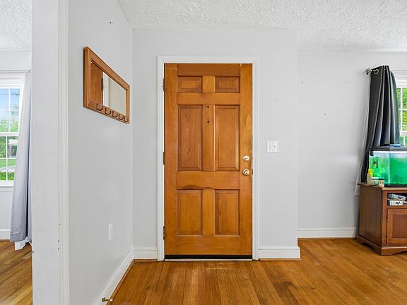 4th image of 705 W Main St