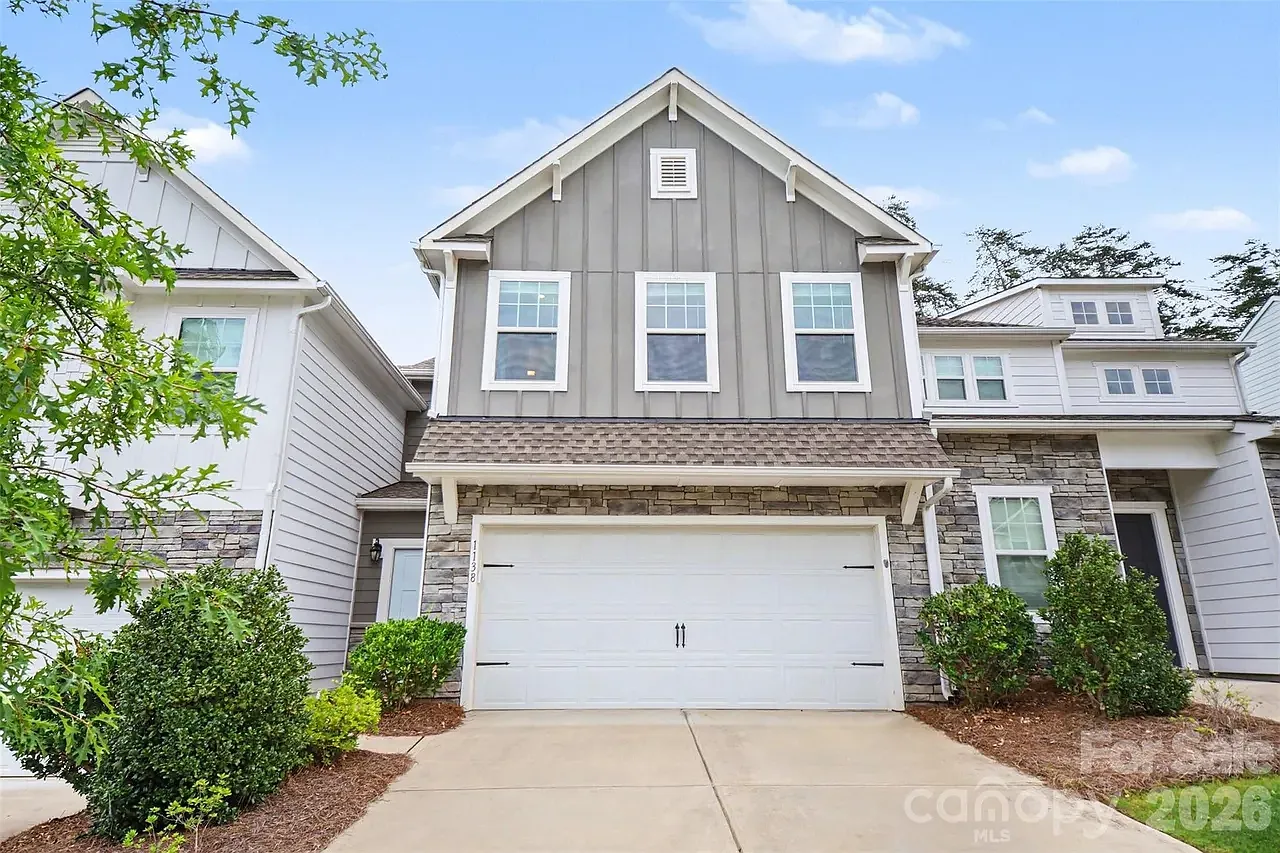 3 bed, 2.5 bath, 2273 sqft, $2,600 — Photo 1