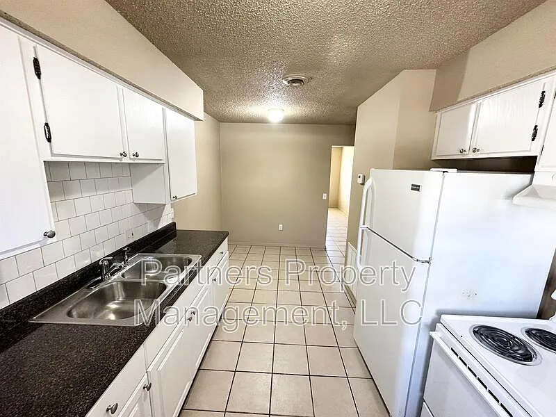2 bed, 1.0 bath, 800 sqft, $950 — Photo 2