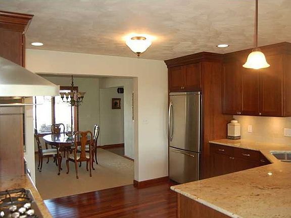 4th image of 627 Oakcrest Dr