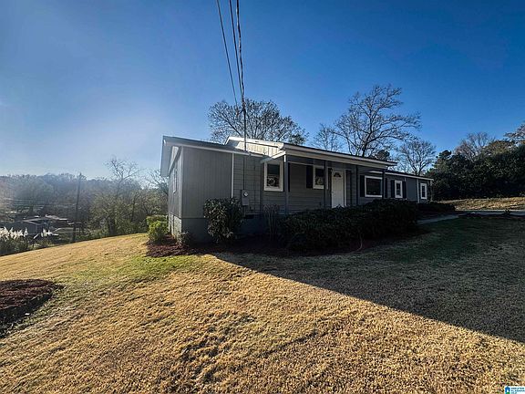 3rd image of 828 Candy Ln NE