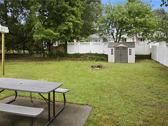 5th image of 445 Smithfield Rd
