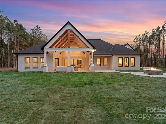 3rd image of 515 Deanne Dr