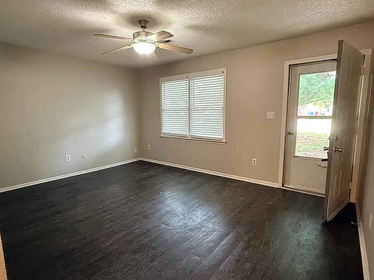 804 NE Banner Dr #B — Photo 2