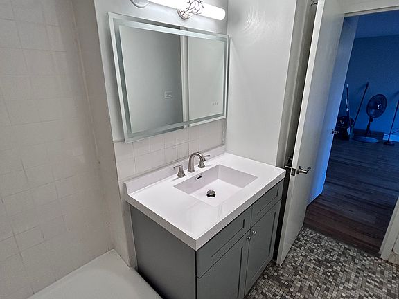 4th image of 2025 W Granville Ave APT 505