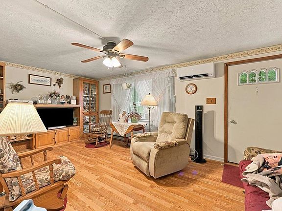 3rd image of 906 Boyers Rd