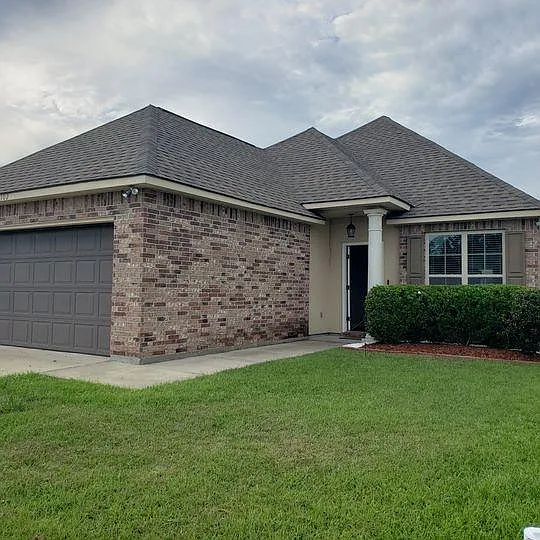 102 Sabine Dr — Photo 1