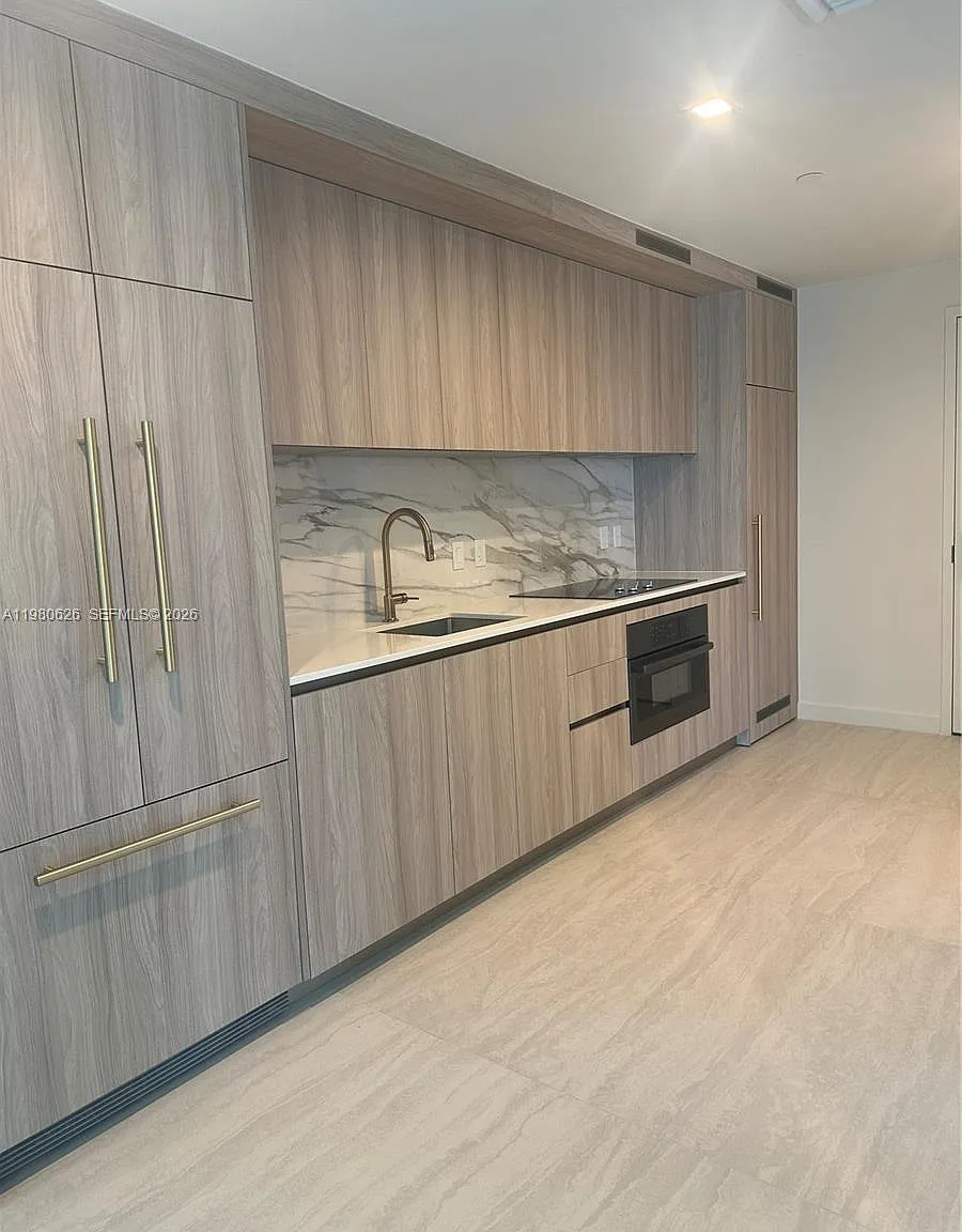 2 bed, 2.0 bath, 1041 sqft, $5,950 — Photo 2