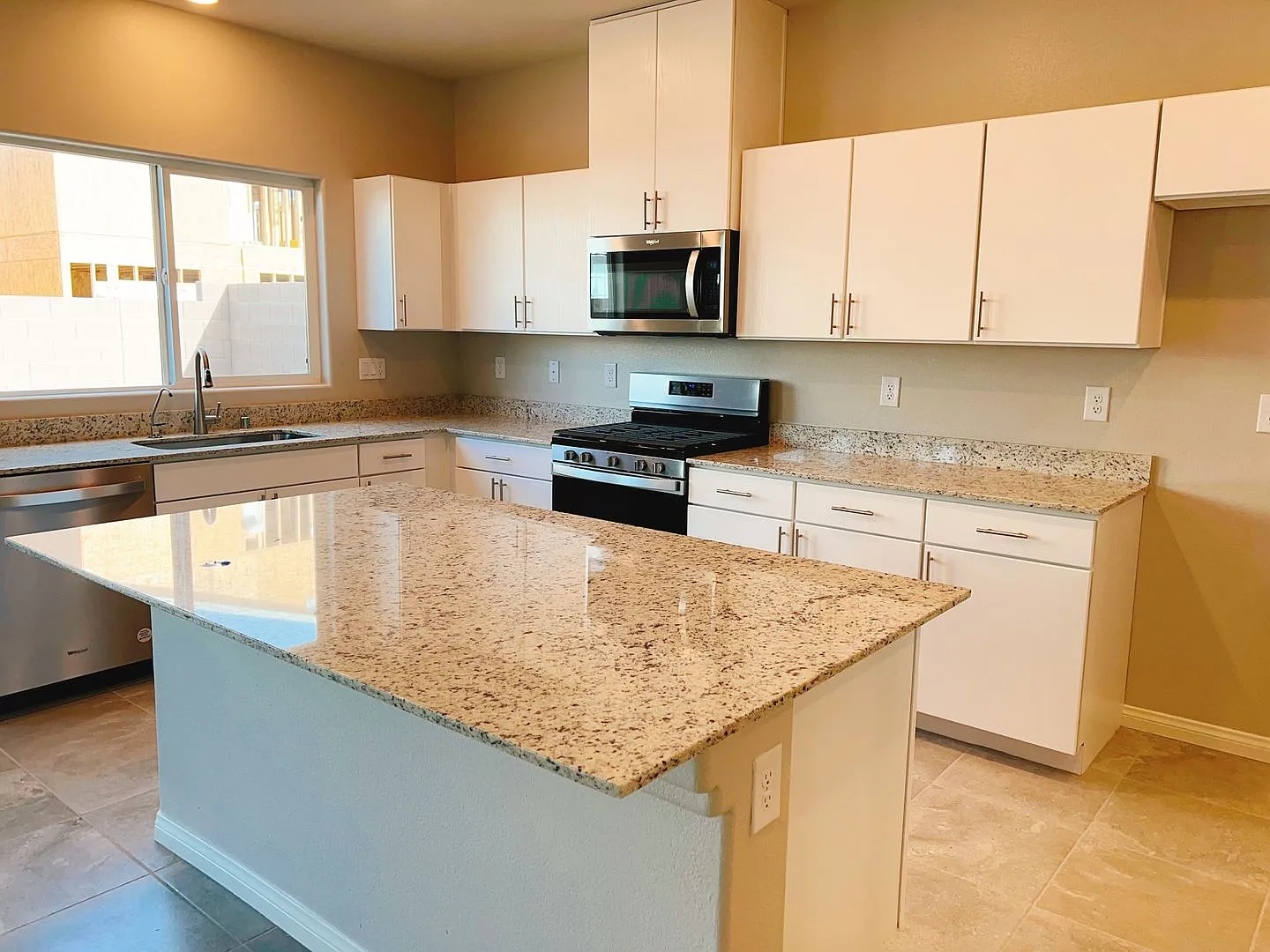 Beautiful modern new build in Southwest.5 bedrooms 3 baths — Photo 2