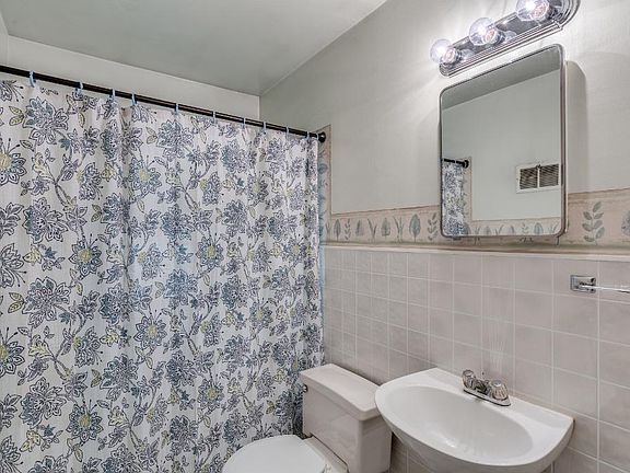 4th image of 2631 Washington St NE