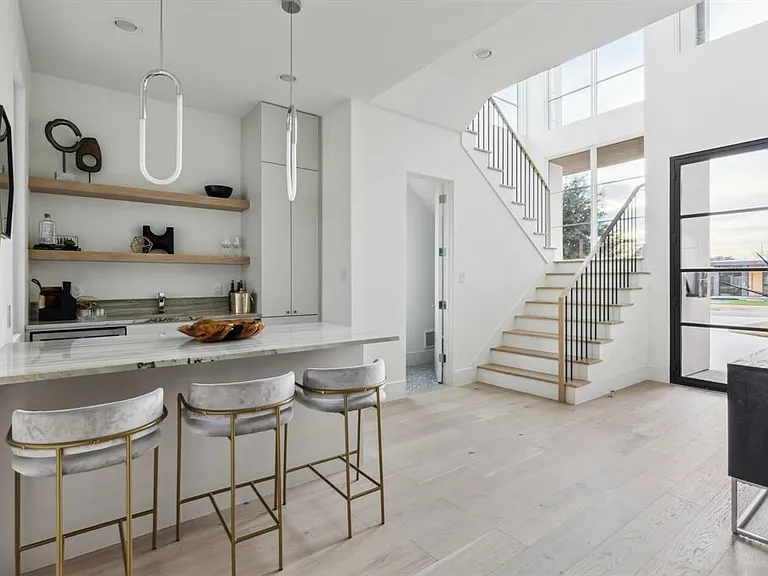 7526 Kenwell St — Photo 3