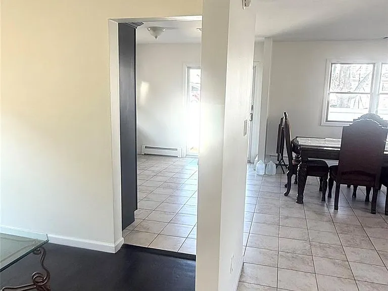 1318 Post Ave — Photo 4