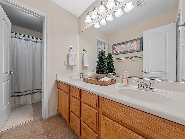 2823 Savannah Ct — Photo 14