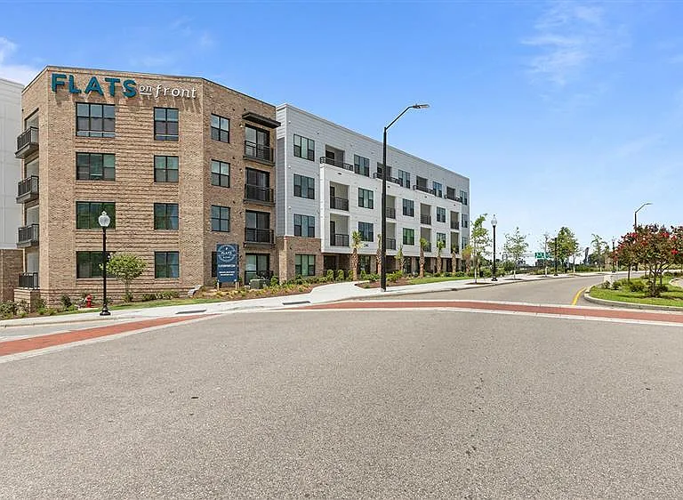 Flats on Front — Photo 32