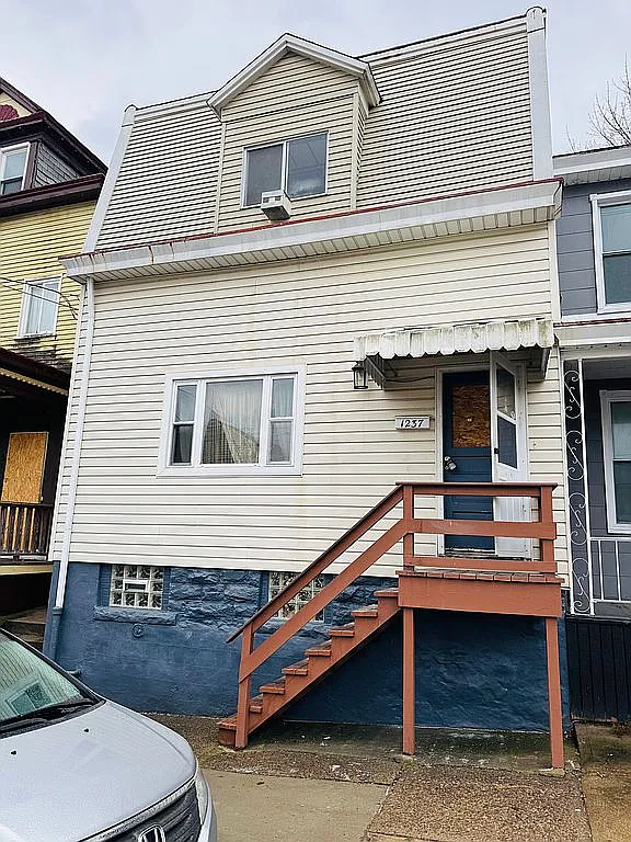 1237 Dickson St photo 1