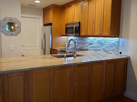 3rd image of 20 Laurel Oaks Cir