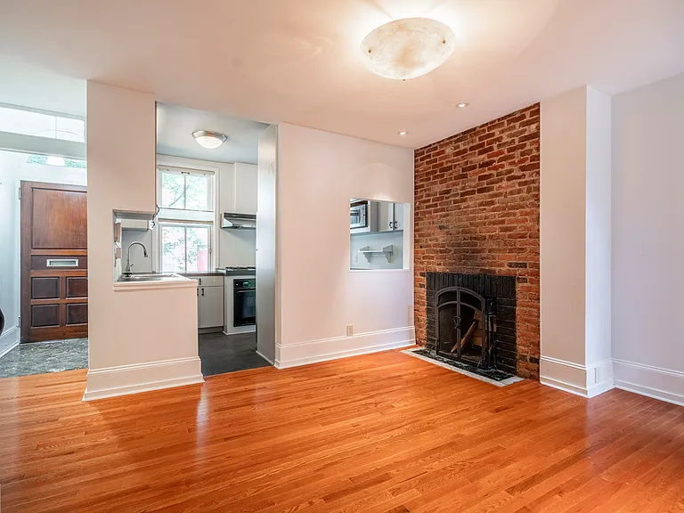 2228 Pine St — Photo 8