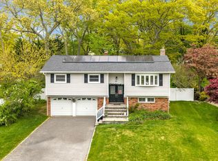 35 Arline Ln, East Islip, NY 11730