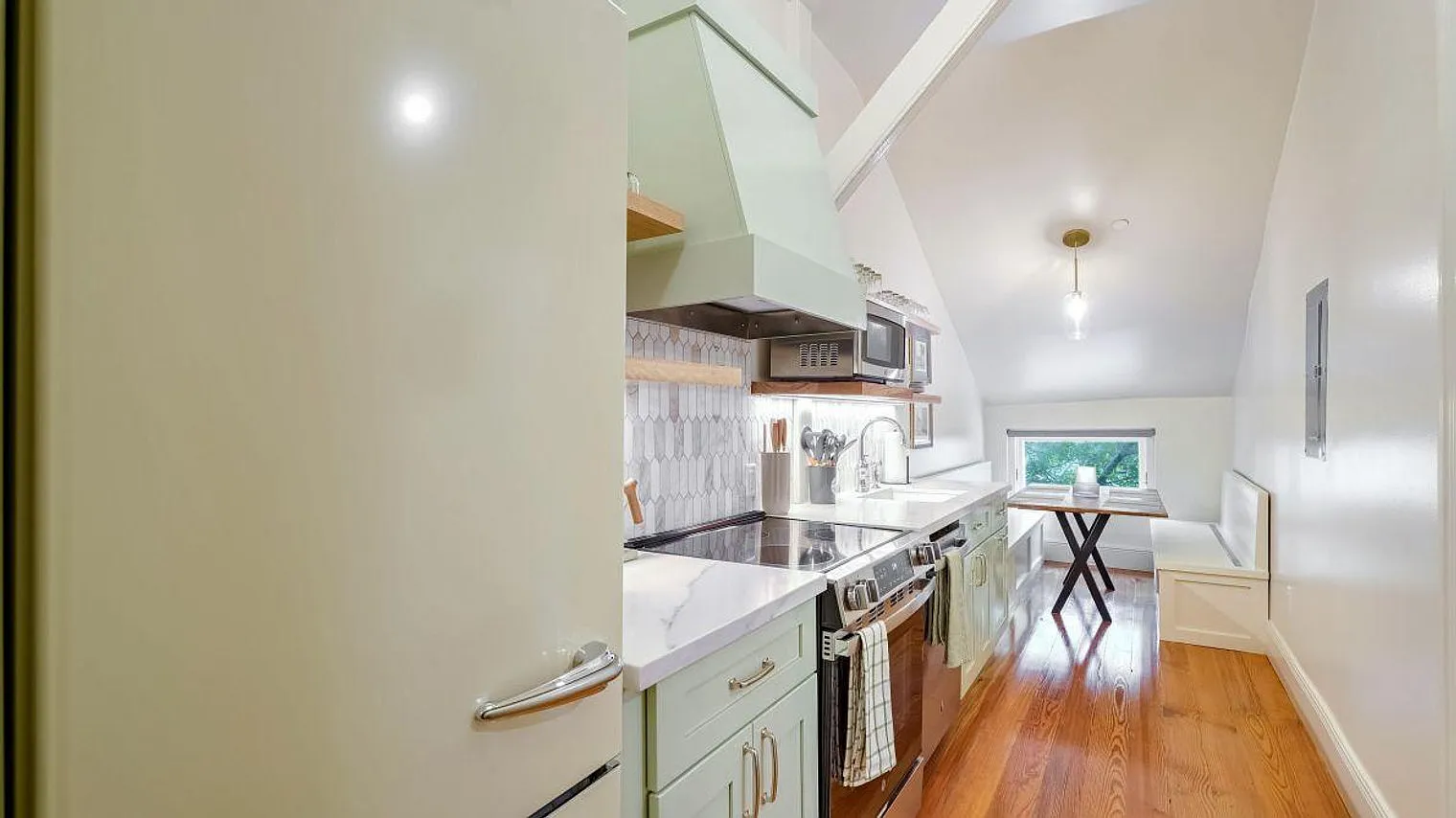 2 bed, 1.0 bath, 796 sqft, $8,314 — Photo 4