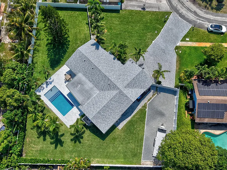 135 SE 28th Ct — Photo 78