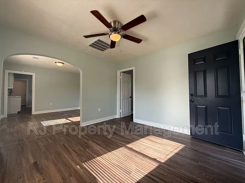 3 bed, 2.0 bath, 966 sqft, $1,195 — Photo 4