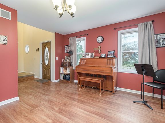 4th image of 755 Pheasant Ln