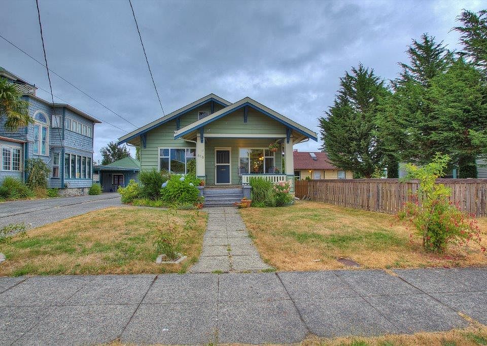 How cute is this true Craftsman Bungalow?
Walking distance to PSNS, wonderful restaurants and Starbucks, ferry, and downtown.