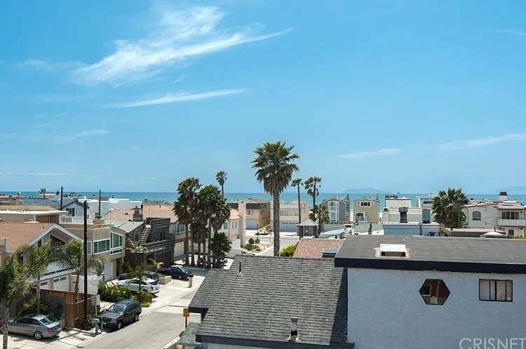 Santa Paula Ave — Photo 16