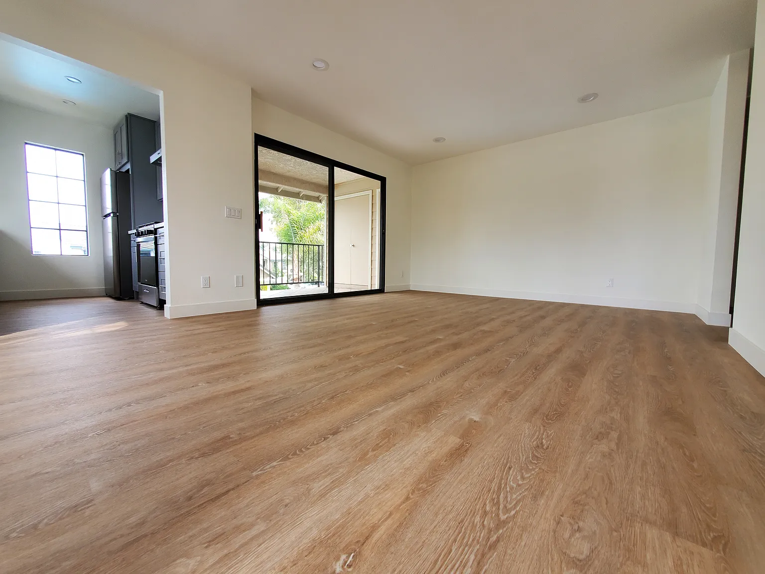 2 bed, 897 sqft, $3,000 — Photo 3