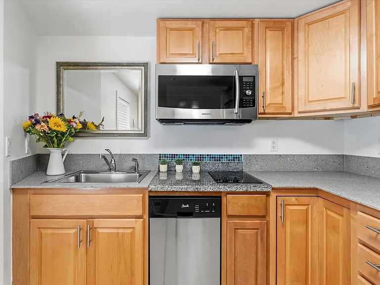 1714 NW Couch St #20 — Photo 6