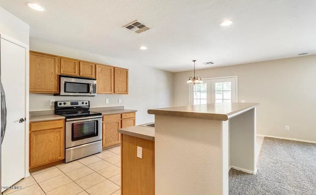 Beautiful 5-Bedroom Home in a Prime Location — Photo 3