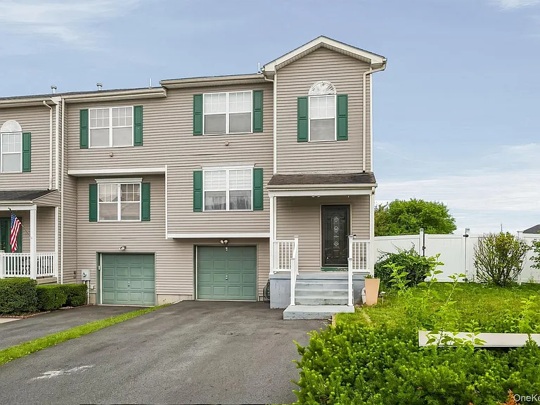 35 Helene Rd — Photo 1