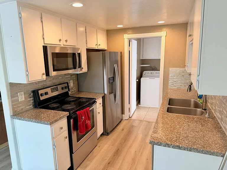 771 Iverson Point Way — Photo 2