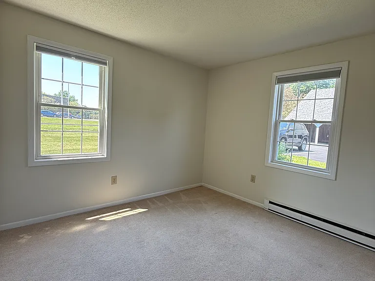 23 Twin Oaks Ter — Photo 5