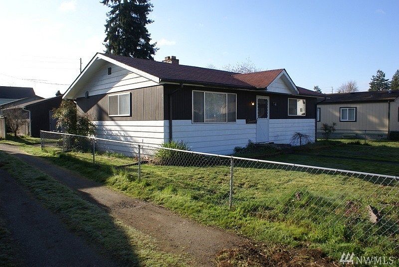 1st image of 204 2nd St NE