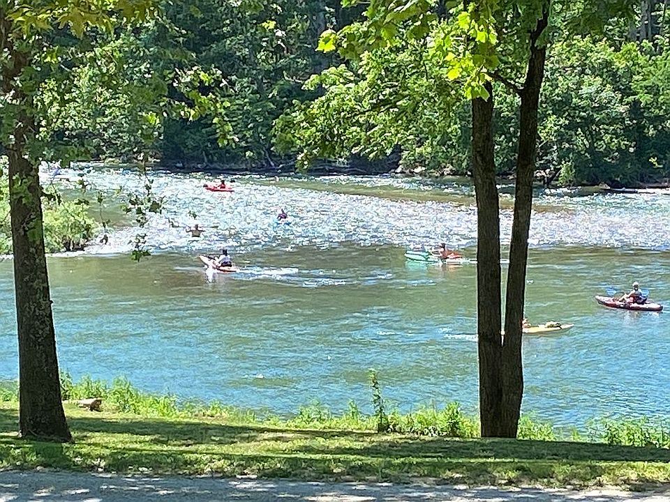 Floaters passing by Lot 20