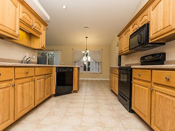 3rd image of 2070 Hawthorne Dr