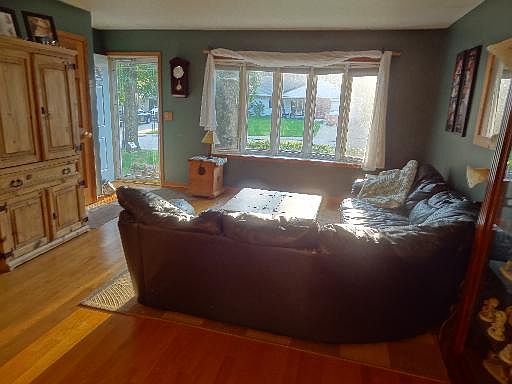 3rd image of 15207 Highland Ave