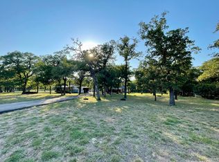 550 Mill Oak Ln, Kingsbury, TX 78155