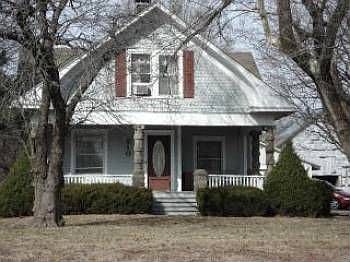1st image of 810 SE 12th St