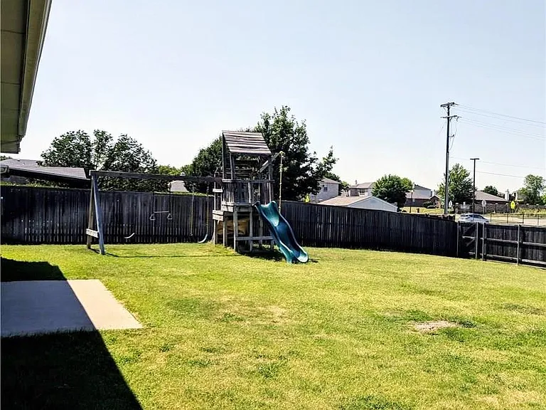 2200 Fieldcrest Dr — Photo 13