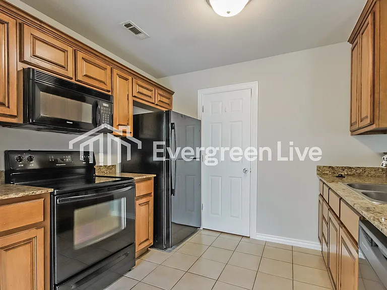 832 Oakwood Ct — Photo 7