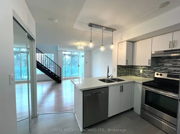 3 Ellesmere St #222, Richmond Hill, ON L4B 4N2