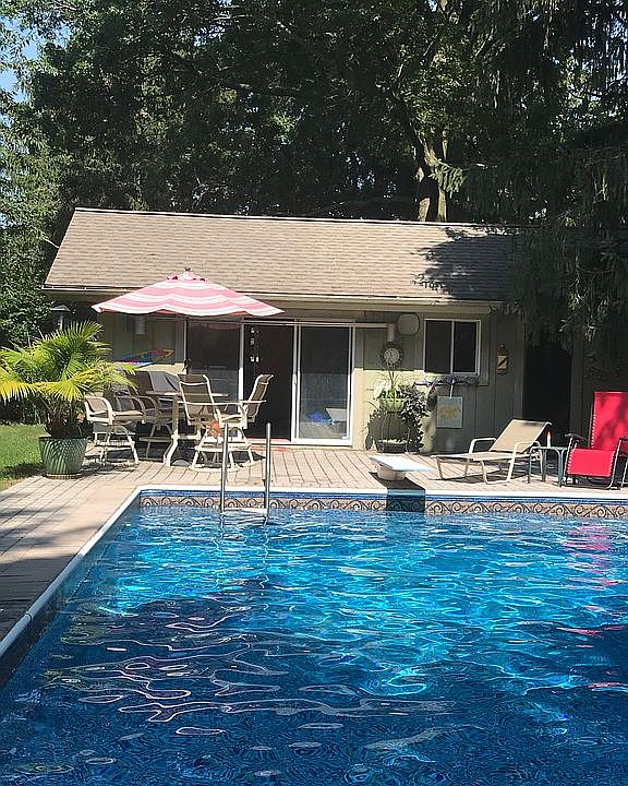 Swimming pool & pool house