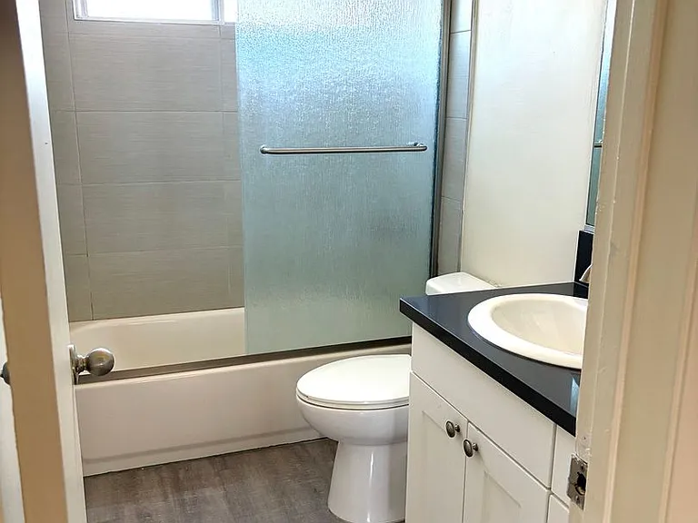 7530 Hampton Ave — Photo 9