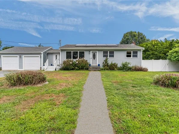 21 Massachusetts Blvd, Portsmouth, RI 02871