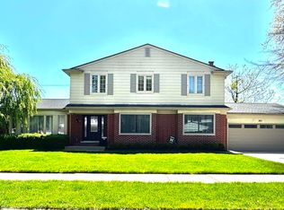 921 S Rosedale Ct, Grosse Pointe Woods, MI 48236