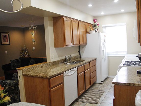4th image of 1061 Cove Dr #140D