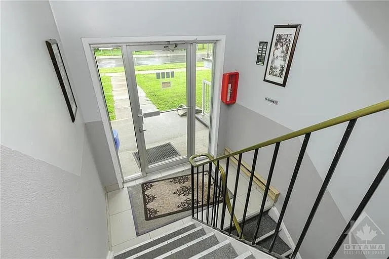 2459 Cleroux Cres #10 — Photo 2